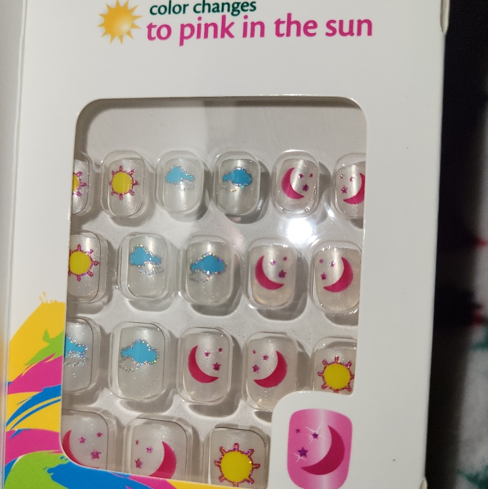 5/$25 CRAYOLA Color Changing Nails by Fingrs New in Box